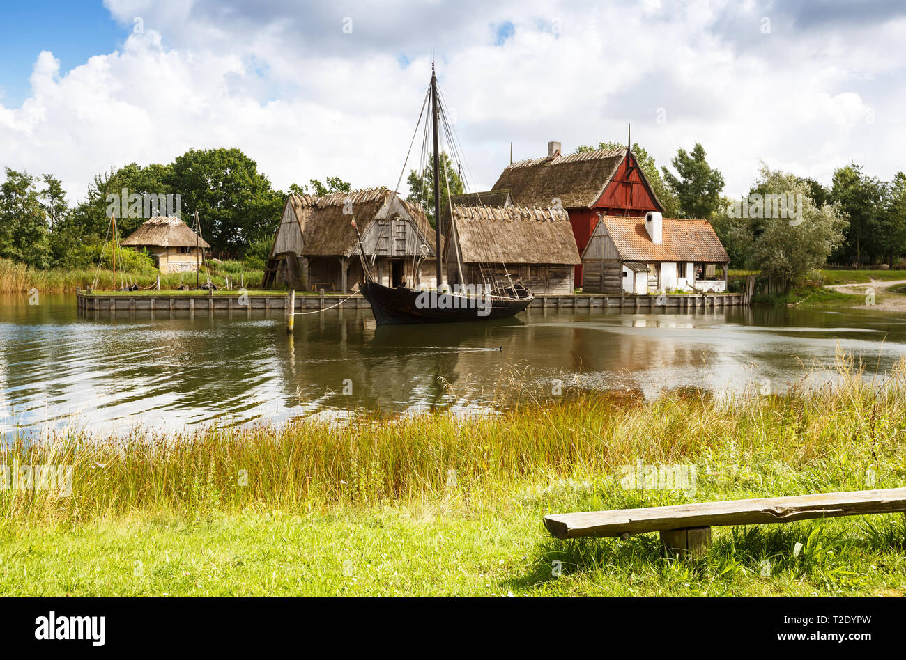 Die mittelalterlichen Häuser und Boot im Mittelalter Zentrum, der experimentellen Living History Museum in Sundby Lolland, Dänemark. Stockfoto