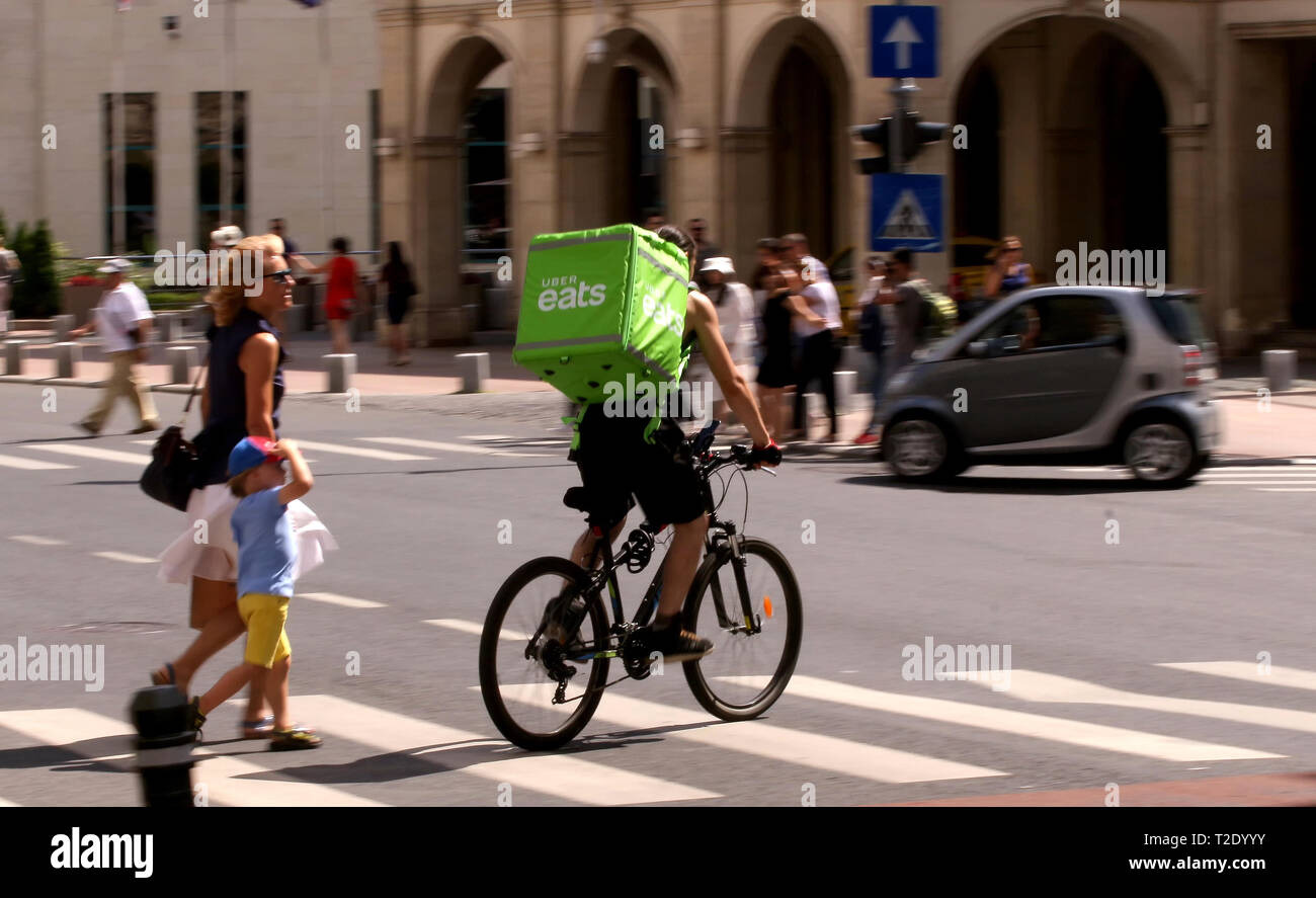 Bukarest, Rumänien - Juli 17, 2018: Ein Uber isst Kurier liefert Essen in Bukarest, Rumänien. Stockfoto