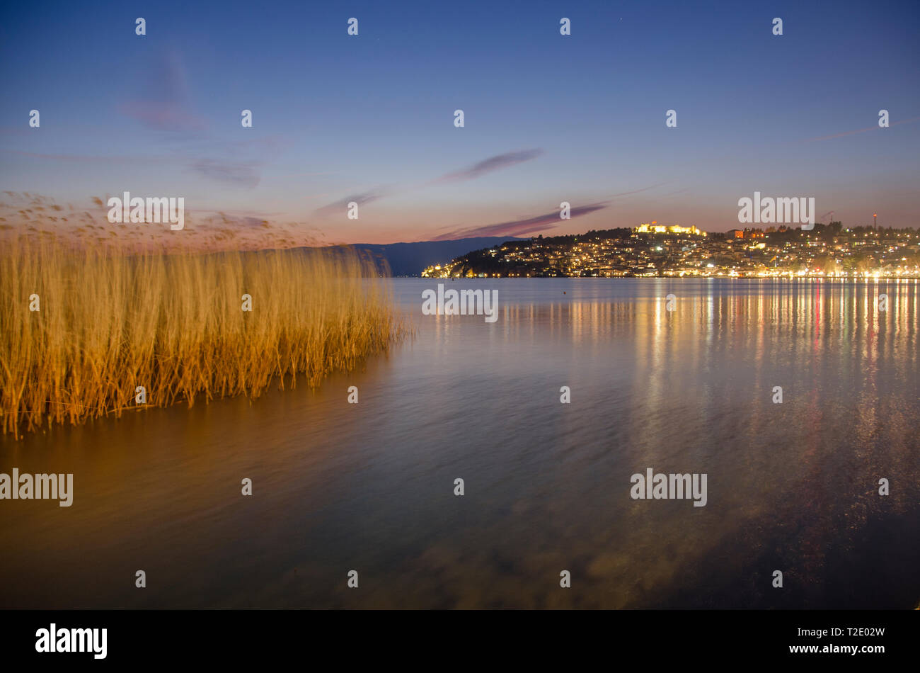 Ohrid, Mazedonien - Nachtaufnahme - Blick Richtung Altstadt - Ohrid See Stockfoto