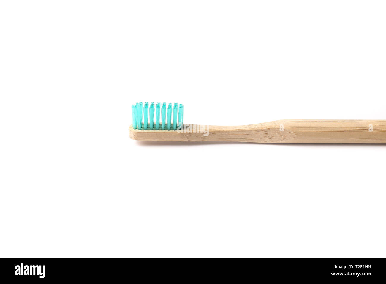 Mint Green Bamboo Zahnbürste schließen bis auf weißem Hintergrund Umweltfreundliche natürliche Material Mundgesundheit Konzept isoliert Stockfoto