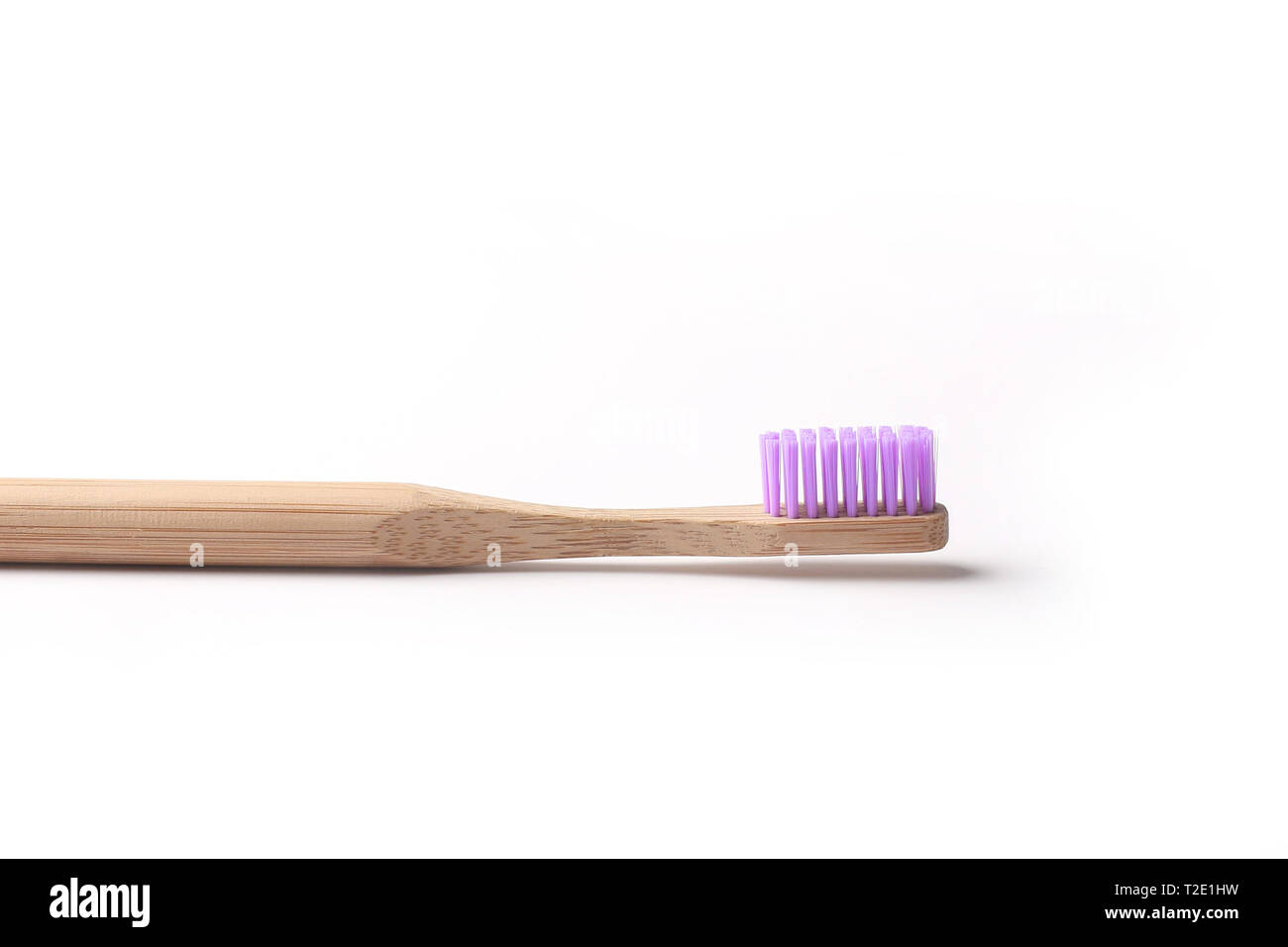 Lila Bambus Zahnbürste schließen bis auf weißem Hintergrund Umweltfreundliche natürliche Material Mundgesundheit Konzept isoliert Stockfoto