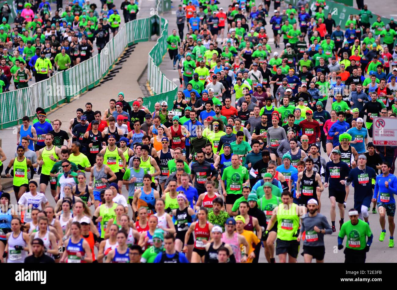 Chicago, Illinois, USA. Ein Meer von Läufern Flut Columbus Drive die 2019 Shamrock Shuffle Rennen in Chicago zu beginnen. Die jährlichen 8K Shamrock Shuffle Ereignis Stockfoto