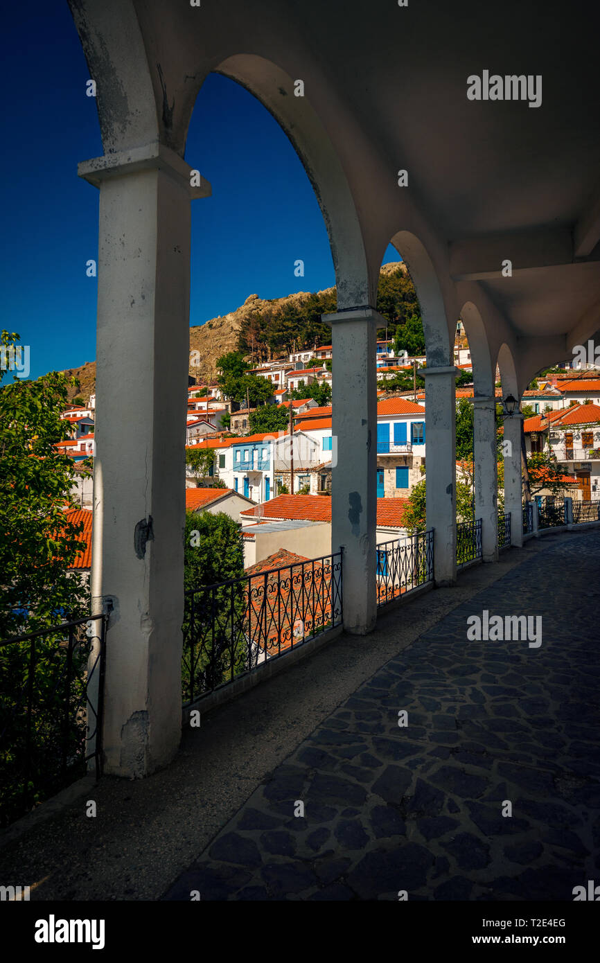 Blick über die Altstadt von Agia Paraskevi Auf der Insel Samothraki mit schöner Architektur und malerischen Häusern gegen den blauen Himmel Stockfoto