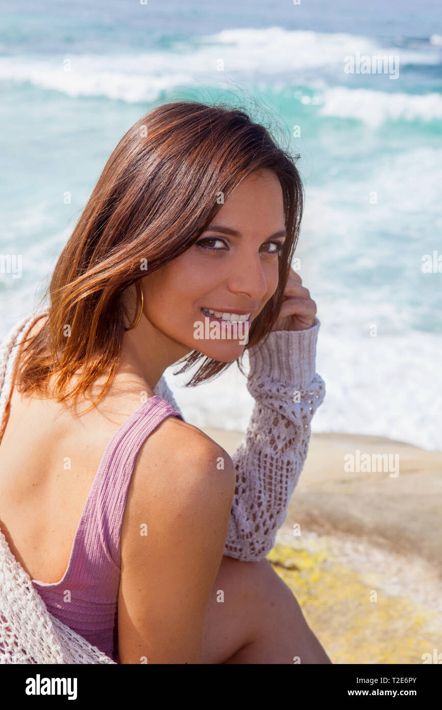 Porträt einer Frau am Meer Stockfoto