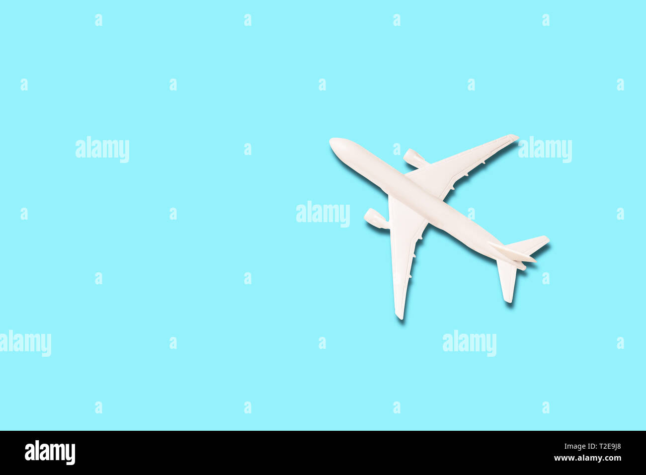 Modell der weißen Flugzeug auf den hellblauen Hintergrund mit Kopie Raum Stockfoto