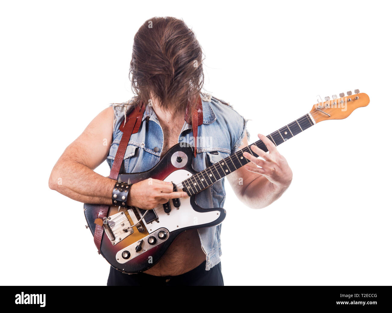 Aufgeregt Gitarrist in Jeans Jacke, auf weißem Hintergrund. Mann mit versteckte Gesicht von eigenen fliegenden Haare Spiel an der E-Gitarre. Stockfoto