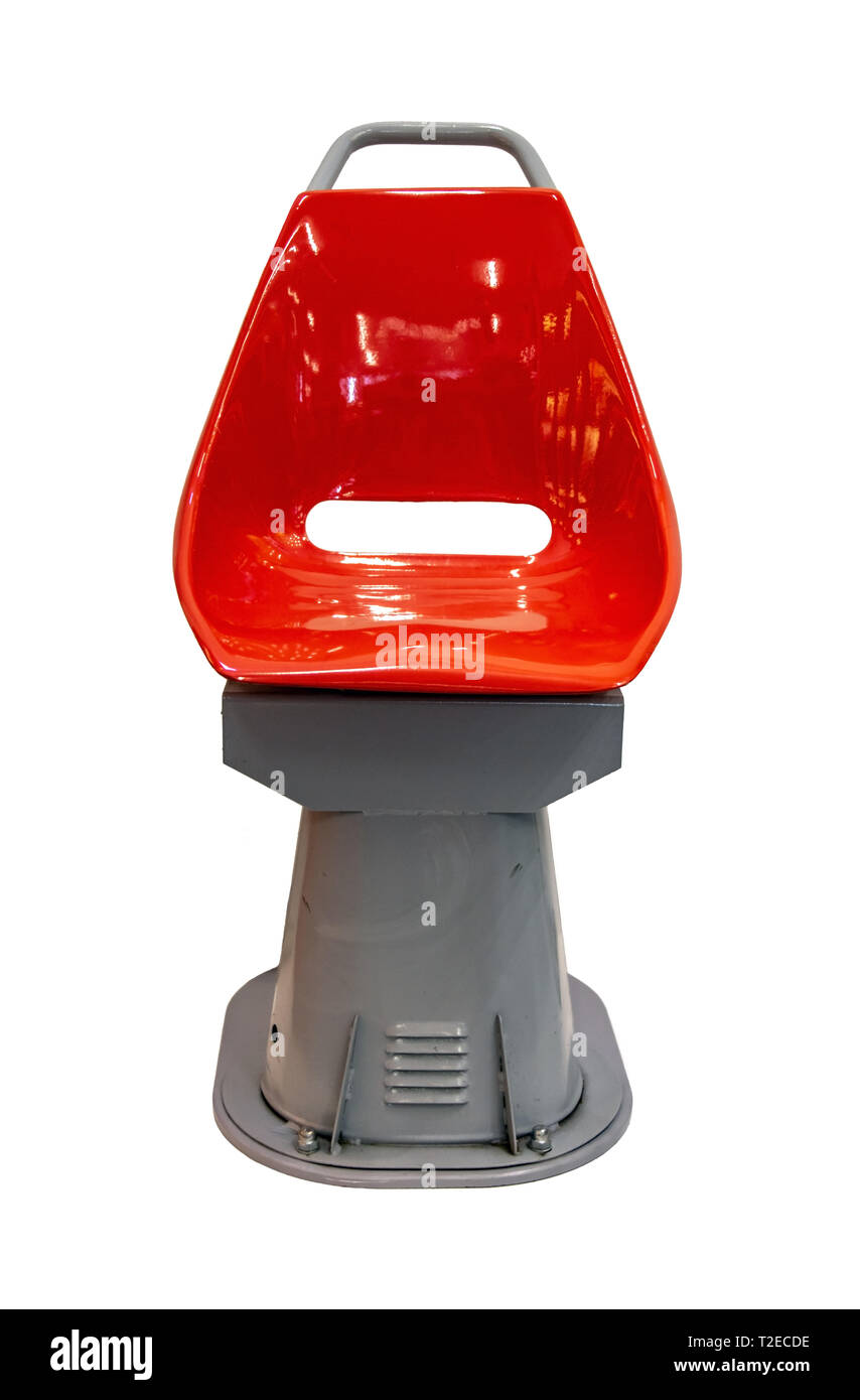 Leere retro rot Sitz für den öffentlichen Verkehr, auf weißem Hintergrund. Die Passagiere Sitz aus durchgefärbtem Glas Laminat. Stockfoto
