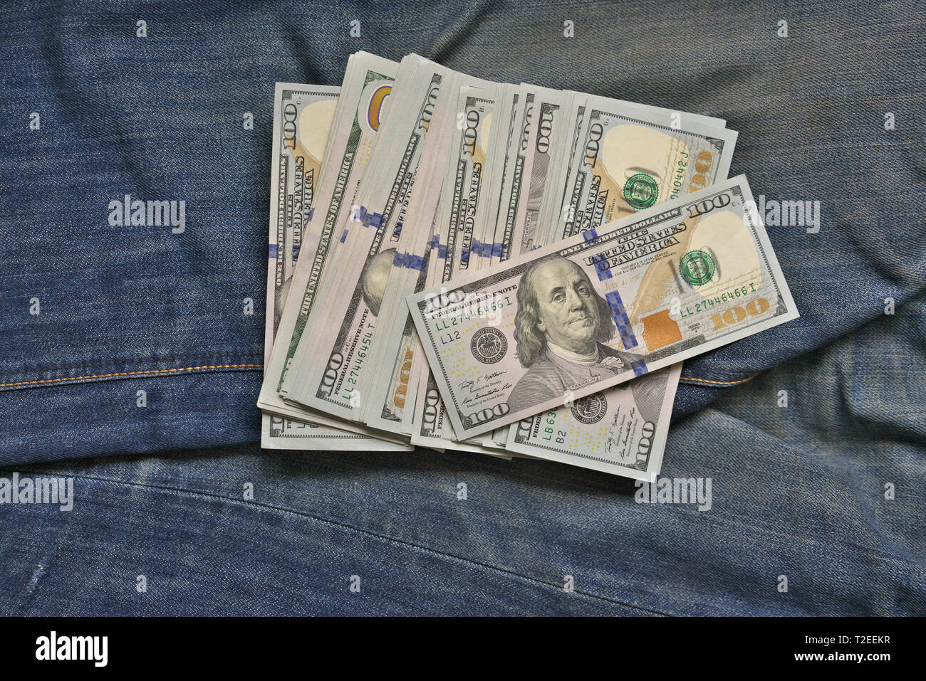 100 Amerikanischen Dollar Bill aus der blauen Jeans pocket klemmt. Stockfoto 100 Amerikanischen Dollar Bill aus der blauen Jeans pocket klemmt. Stockfoto