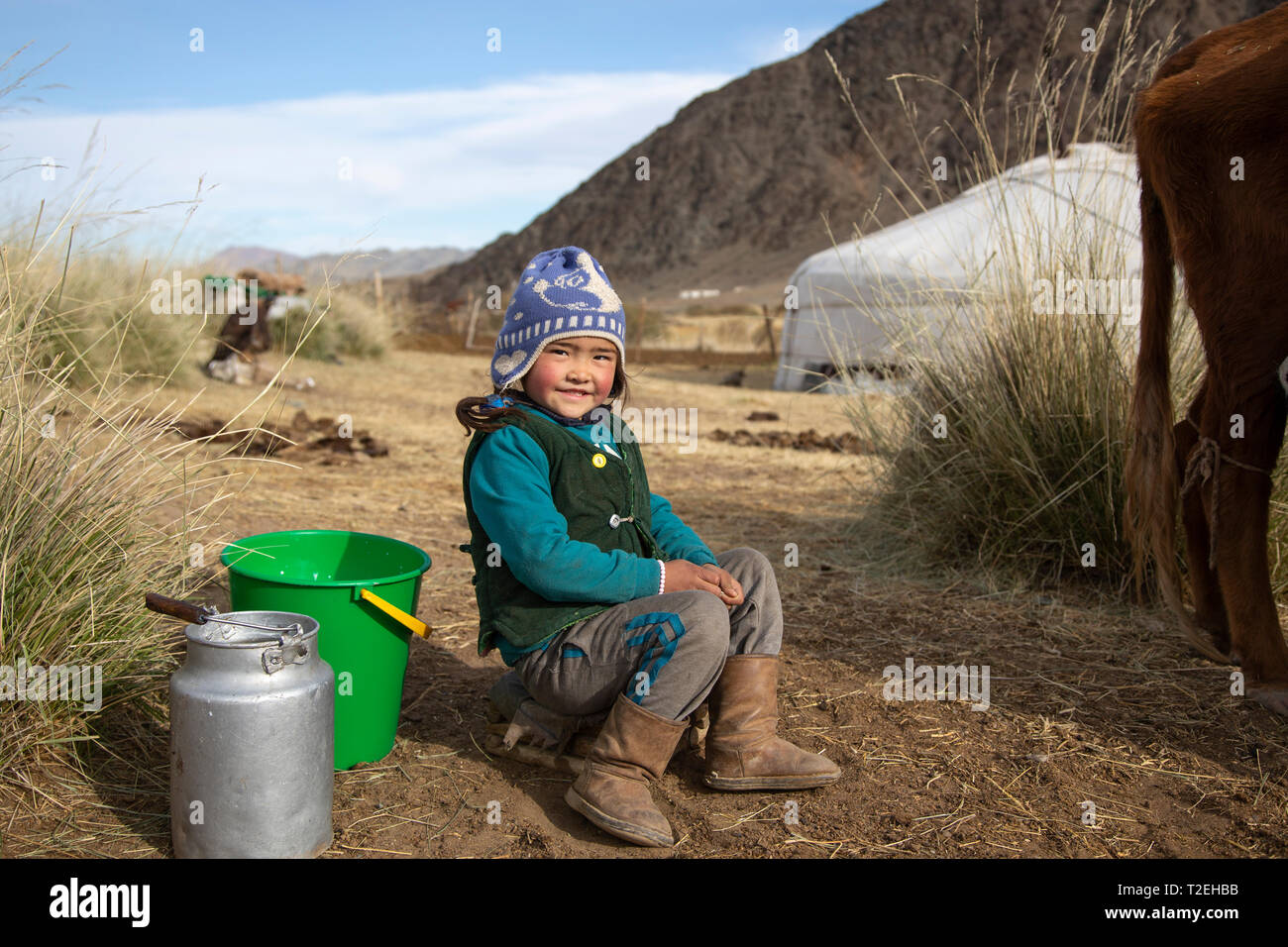 Bayan Ulgii, Mongolei, 2. Oktober 2015: kazak Mädchen spielen im Freien in der westlichen Mongolei Stockfoto