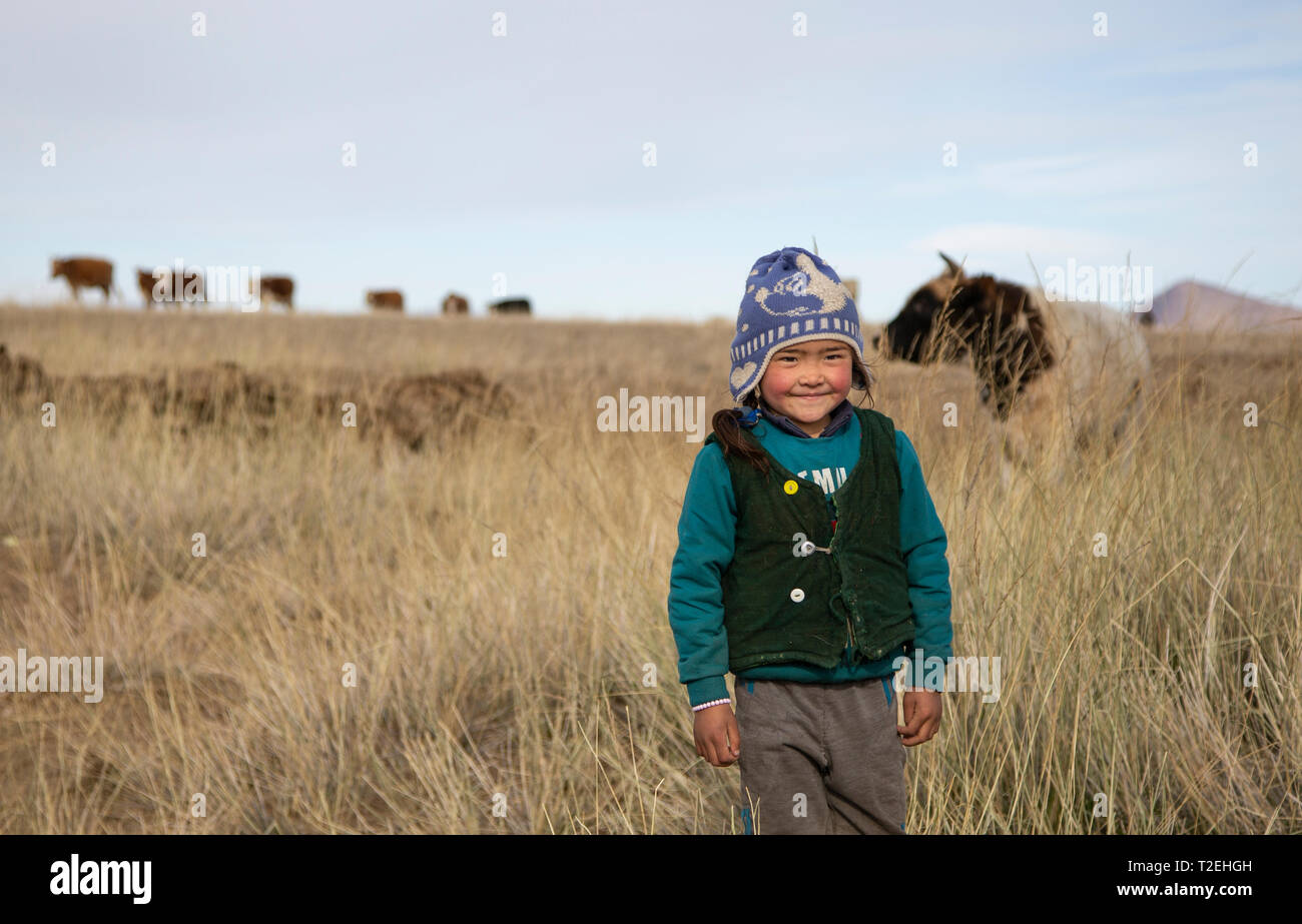 Bayan Ulgii, Mongolei, 2. Oktober 2015: kazak Mädchen spielen im Freien in der westlichen Mongolei Stockfoto