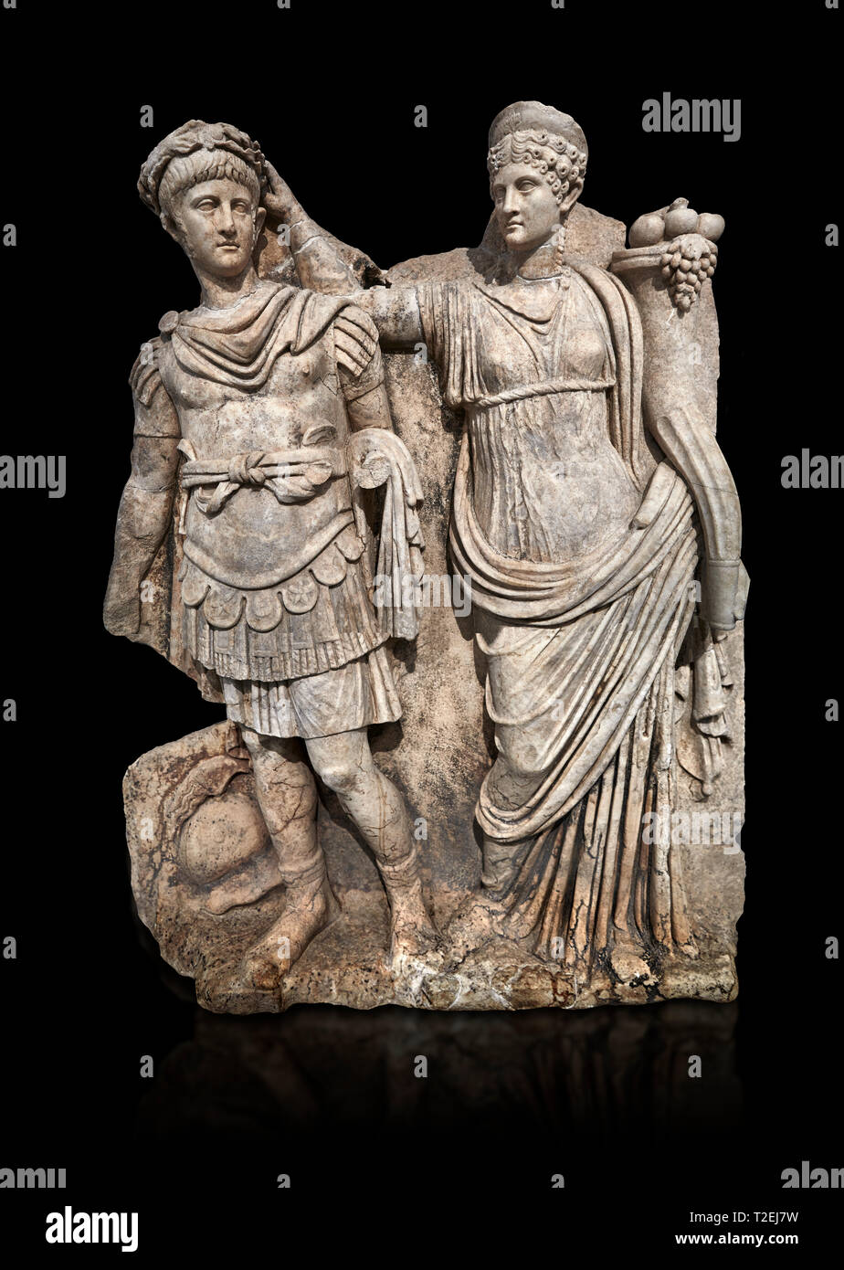 Römische Sebasteion Relief von Kaiser Nero, gekrönt von Agrippina, Afrodisias Museum, Aphrodisias, Türkei. Vor einem schwarzen Hintergrund. Stockfoto