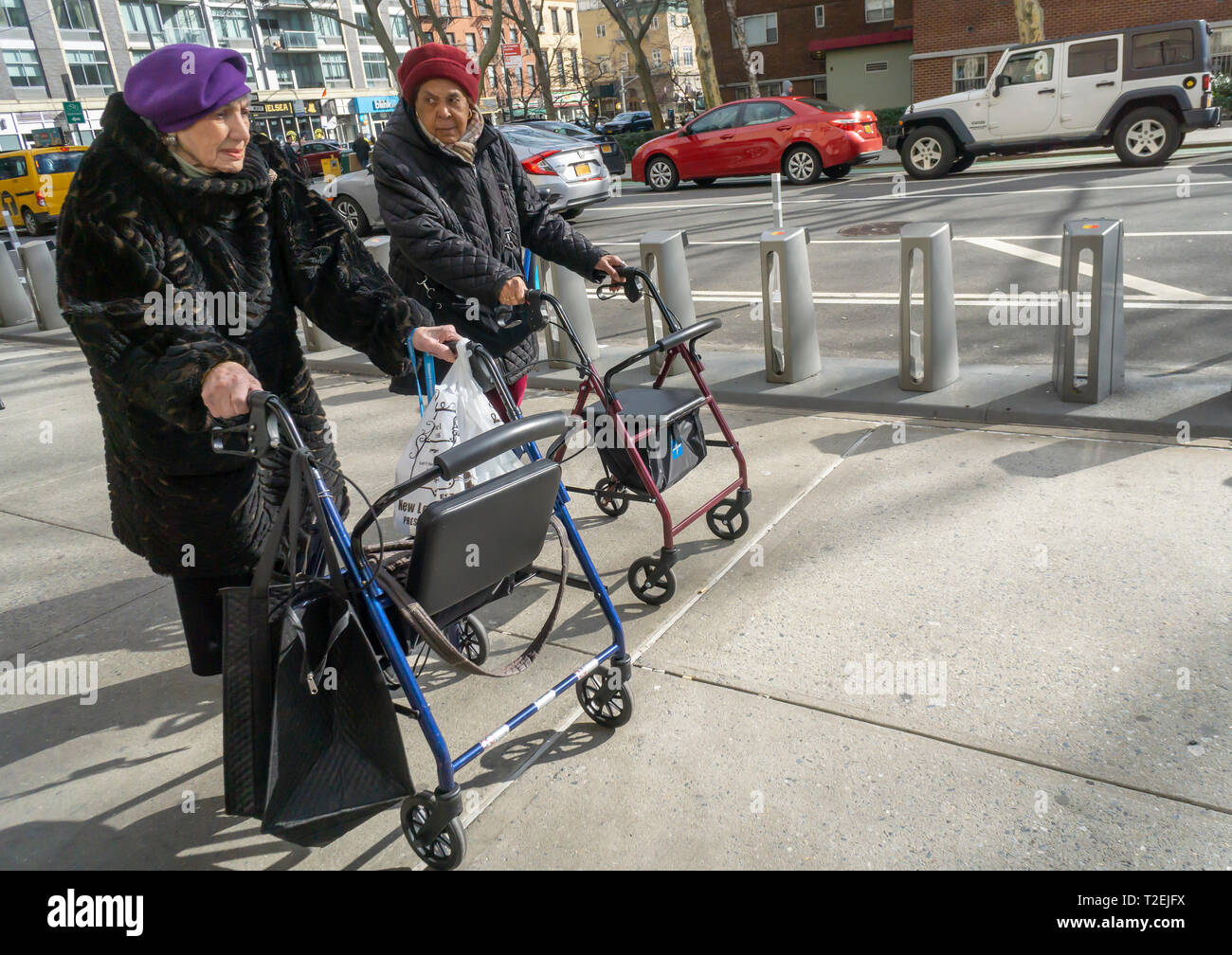 Ältere Frauen über ihre Wanderer im New Yorker Stadtteil Chelsea am Freitag, 22. März 2019. (© Richard B. Levine) Stockfoto