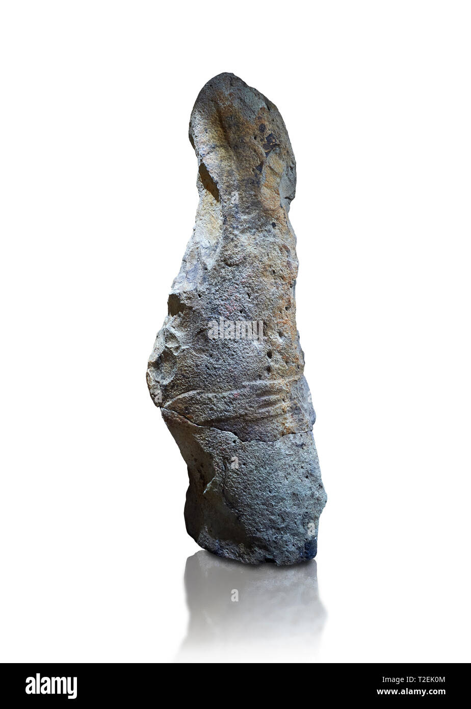 Ende der Europäischen Jungsteinzeit prähistorischen Menhir Standing Stone mit Schnitzereien auf seinem Gesicht. Die Überreste einer Darstellung einer stylalised männliche Figur Stockfoto
