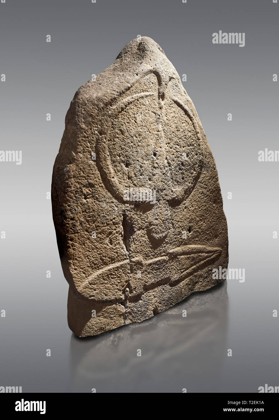 Ende der Europäischen Jungsteinzeit prähistorischen Menhir Standing Stone mit Schnitzereien auf seinem Gesicht. Die Darstellung eines stylalised männliche Figur beginnt an der Stockfoto