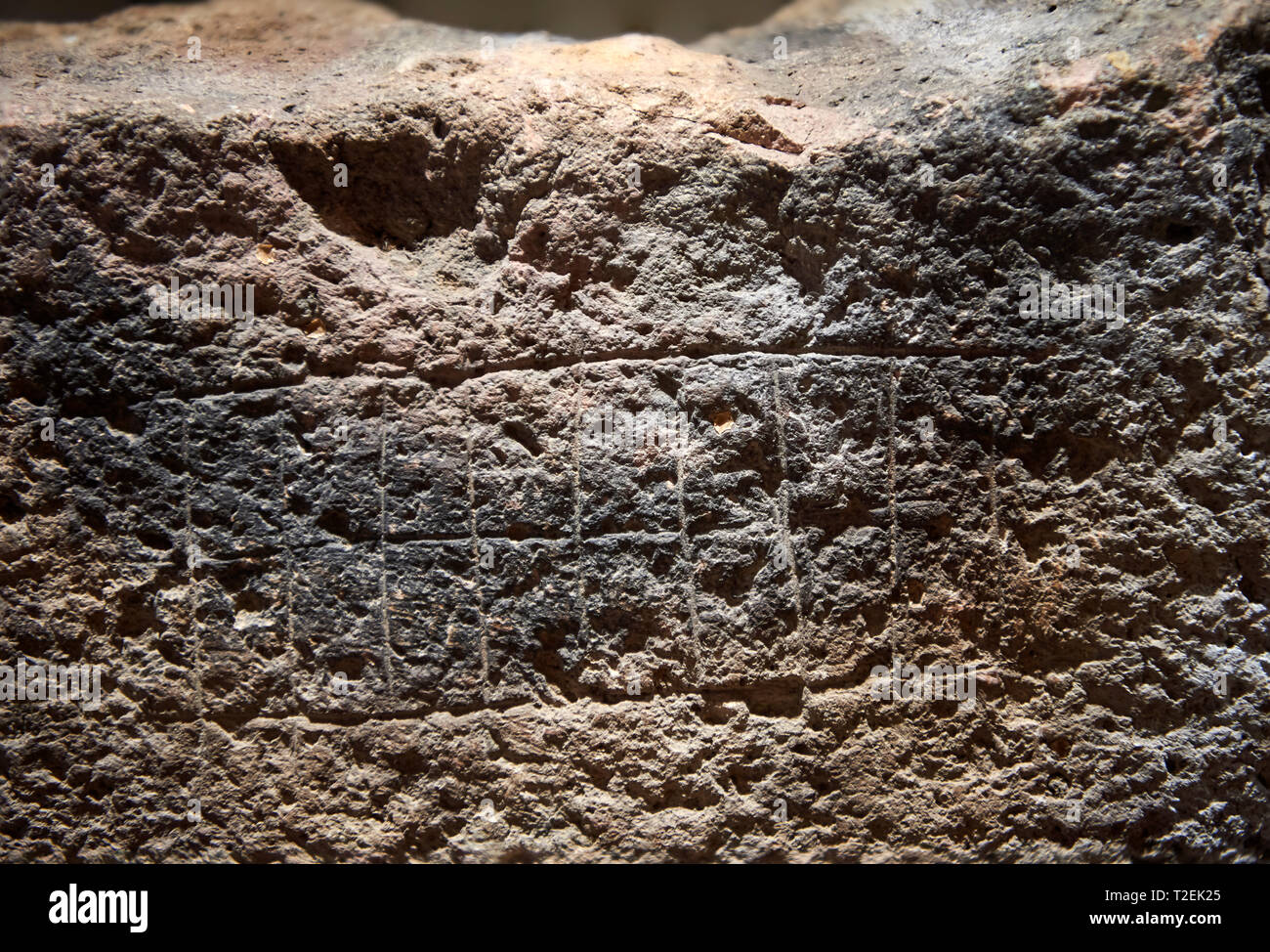 Ende der Europäischen Jungsteinzeit prähistorischen Menhir Standing Stone mit Schnitzereien auf seinem Gesicht. Von Paule Luturru Ort, Samugheo ausgegraben. Menhir Museum, Stockfoto