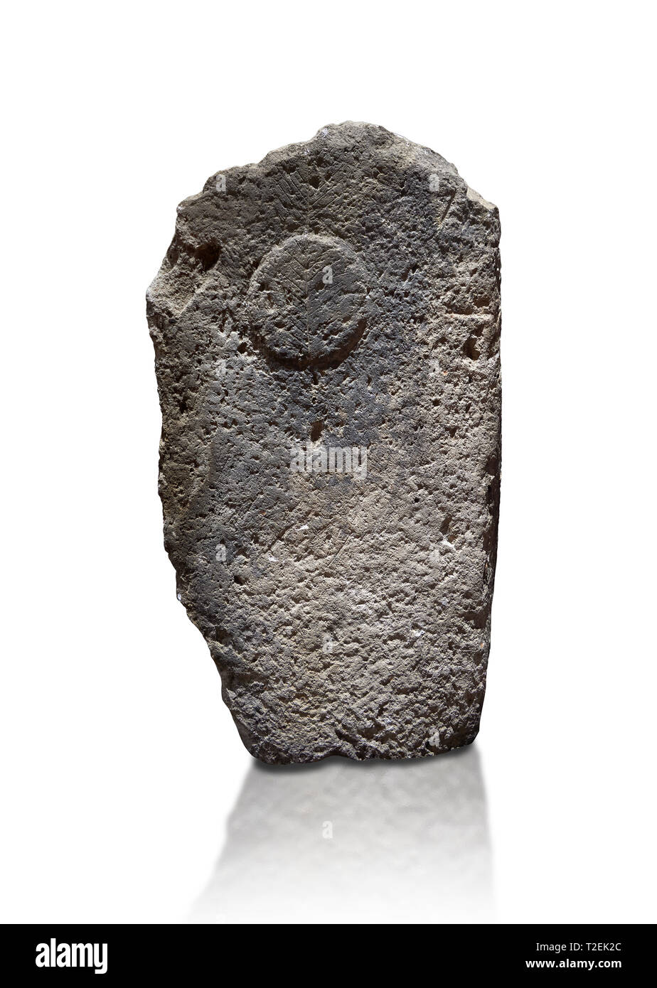 Ende der Europäischen Jungsteinzeit prähistorischen Menhir Standing Stone mit Schnitzereien auf seinem Gesicht. Menhir Museum, das Museo della Statuaria Prehistorica in Sardeg Stockfoto