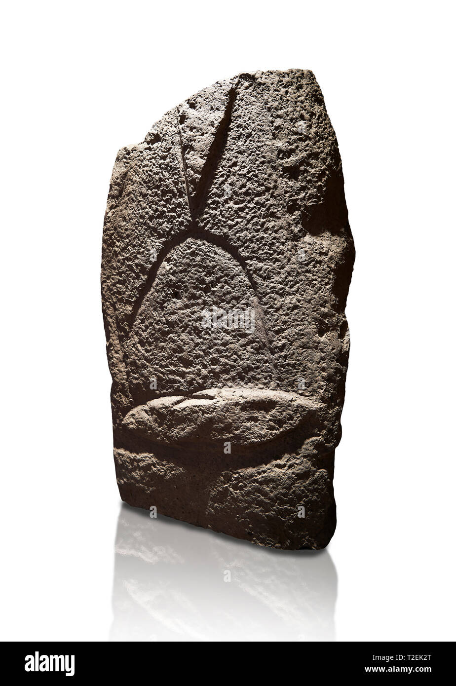 Ende der Europäischen Jungsteinzeit prähistorischen Menhir Standing Stone mit Schnitzereien auf seinem Gesicht. Die Darstellung eines stylalised männliche Figur beginnt an der Stockfoto