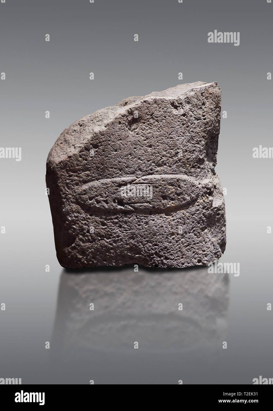 Fragment einer späten Europäischen Jungsteinzeit prähistorischen Menhir Standing Stone mit acarving eines horizontalen Messer auf seinem Gesicht. Von Montes ausgegraben Stockfoto