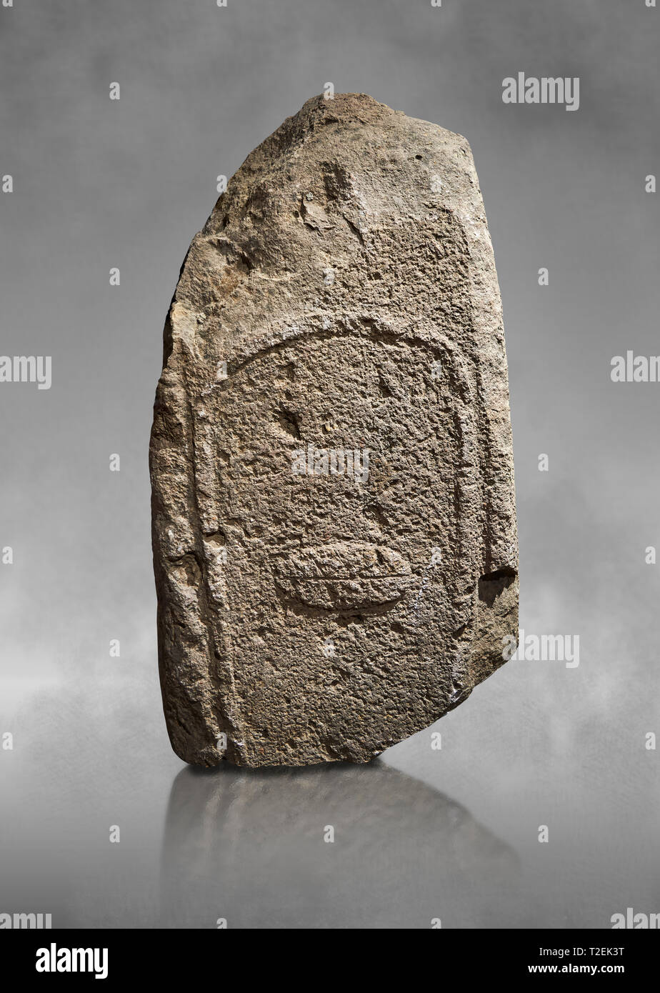 Ende der Europäischen Jungsteinzeit prähistorischen Menhir Standing Stone mit Schnitzereien auf seinem Gesicht. Von angehäuft VII, Allai ausgegraben. Menhir Museum, das Museo del Stockfoto