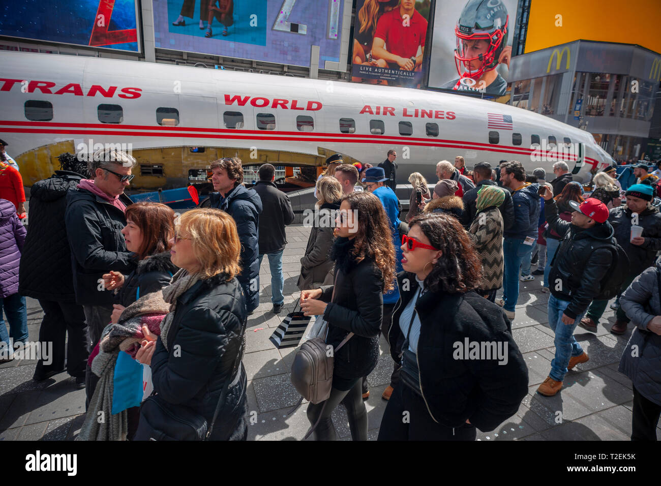 Horden von Touristen gawk Am 1958 Lockheed Constellation Jet am Times Square in New York am Sonntag, 24. März 2019. Der Jet, der den Spitznamen "Connie" wurde abgestellt, ohne seine Flügel, als Förderung für den Mai 15 Eröffnung der TWA Hotel in der renovierten TWA-Terminal in JFK Flughafen, wo die renovierte Jet wird als Aufenthaltsraum dienen. (Â© Richard B. Levine) Stockfoto