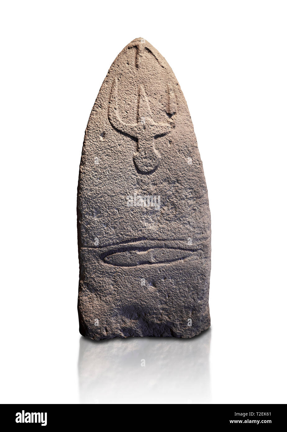 Ende der Europäischen Jungsteinzeit prähistorischen Menhir Standing Stone mit Schnitzereien auf seinem Gesicht. Die Darstellung eines stylalised männliche Figur beginnt an der Stockfoto