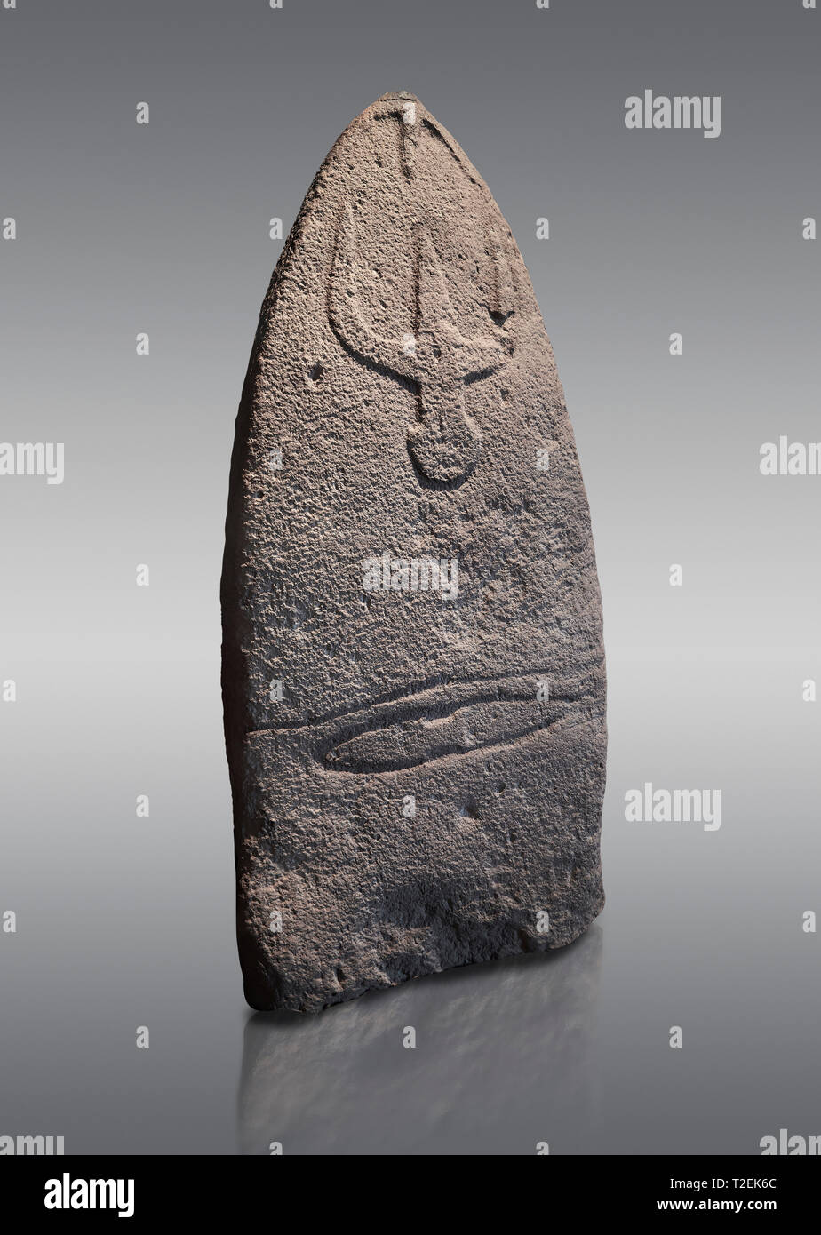 Ende der Europäischen Jungsteinzeit prähistorischen Menhir Standing Stone mit Schnitzereien auf seinem Gesicht. Die Darstellung eines stylalised männliche Figur beginnt an der Stockfoto