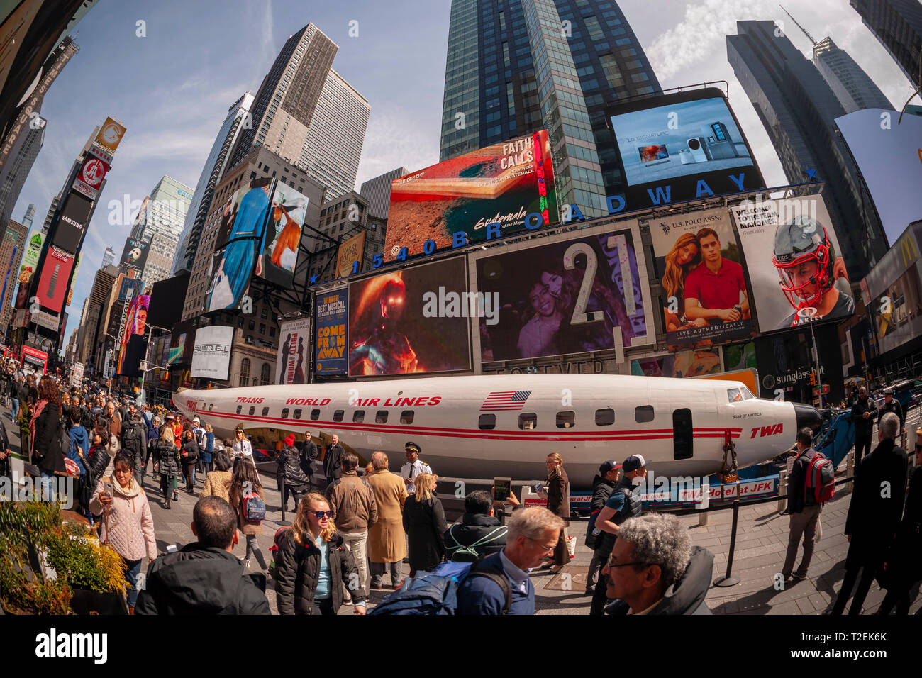 Horden von Touristen gawk Am 1958 Lockheed Constellation Jet am Times Square in New York am Sonntag, 24. März 2019. Der Jet, der den Spitznamen "Connie" wurde abgestellt, ohne seine Flügel, als Förderung für den Mai 15 Eröffnung der TWA Hotel in der renovierten TWA-Terminal in JFK Flughafen, wo die renovierte Jet wird als Aufenthaltsraum dienen. (© Richard B. Levine) Stockfoto