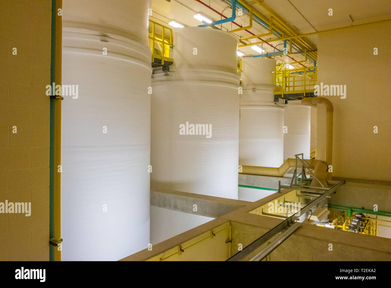 Natriumhypochlorit Lagerung und Dispersion Tanks der George W. Kuhn Kläranlage in Madison Heights, Michigan, USA. Stockfoto