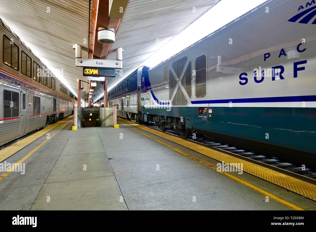 Amtrak Züge, Southwest Chief und Pacific Surfliner, Seite an Seite mit Plattform, Union Station, Los Angeles, Kalifornien, USA Stockfoto