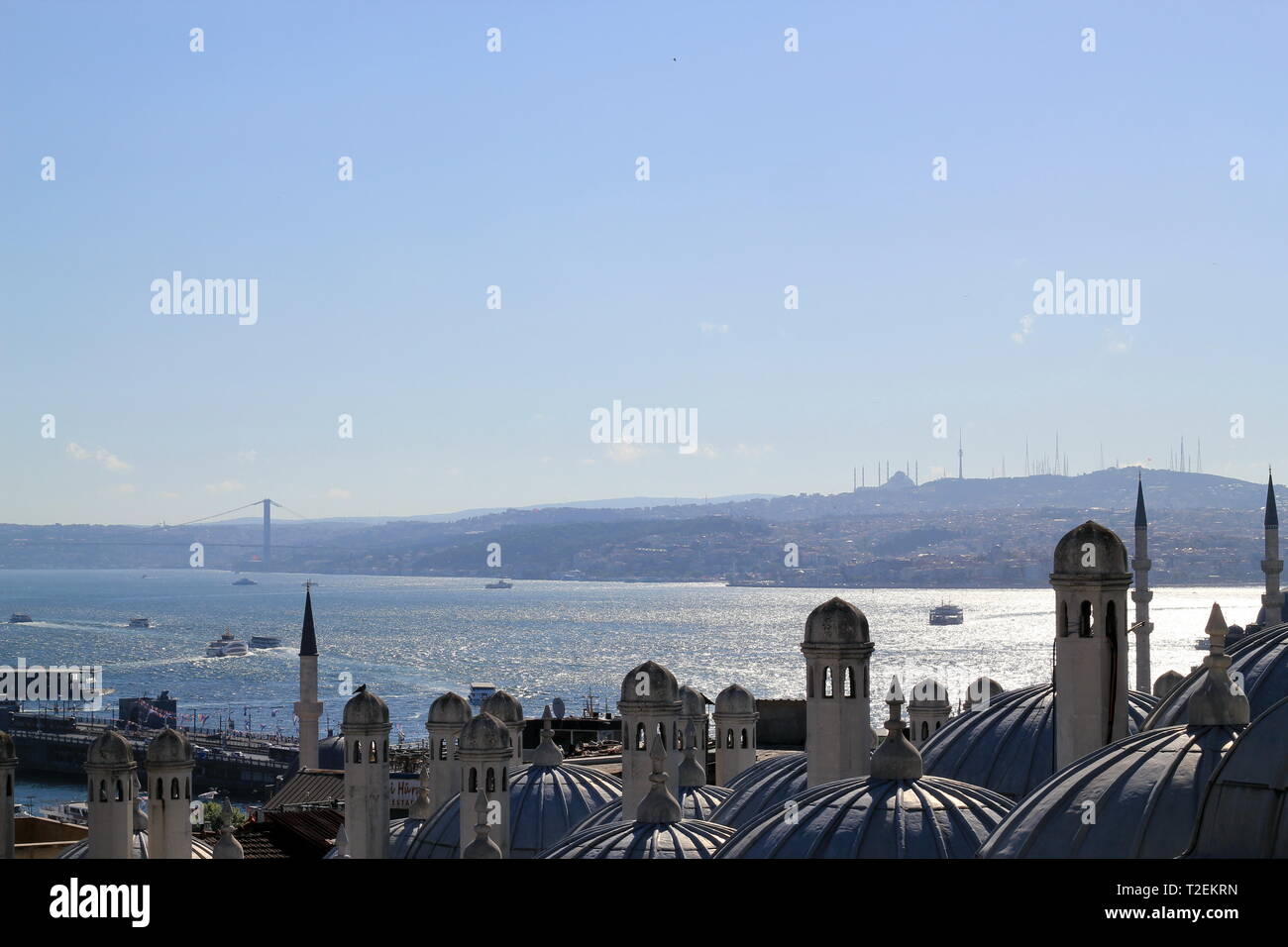 Osmanische Architektur Moschee Kuppeln und Blick auf den Bosporus Istanbul Stockfoto
