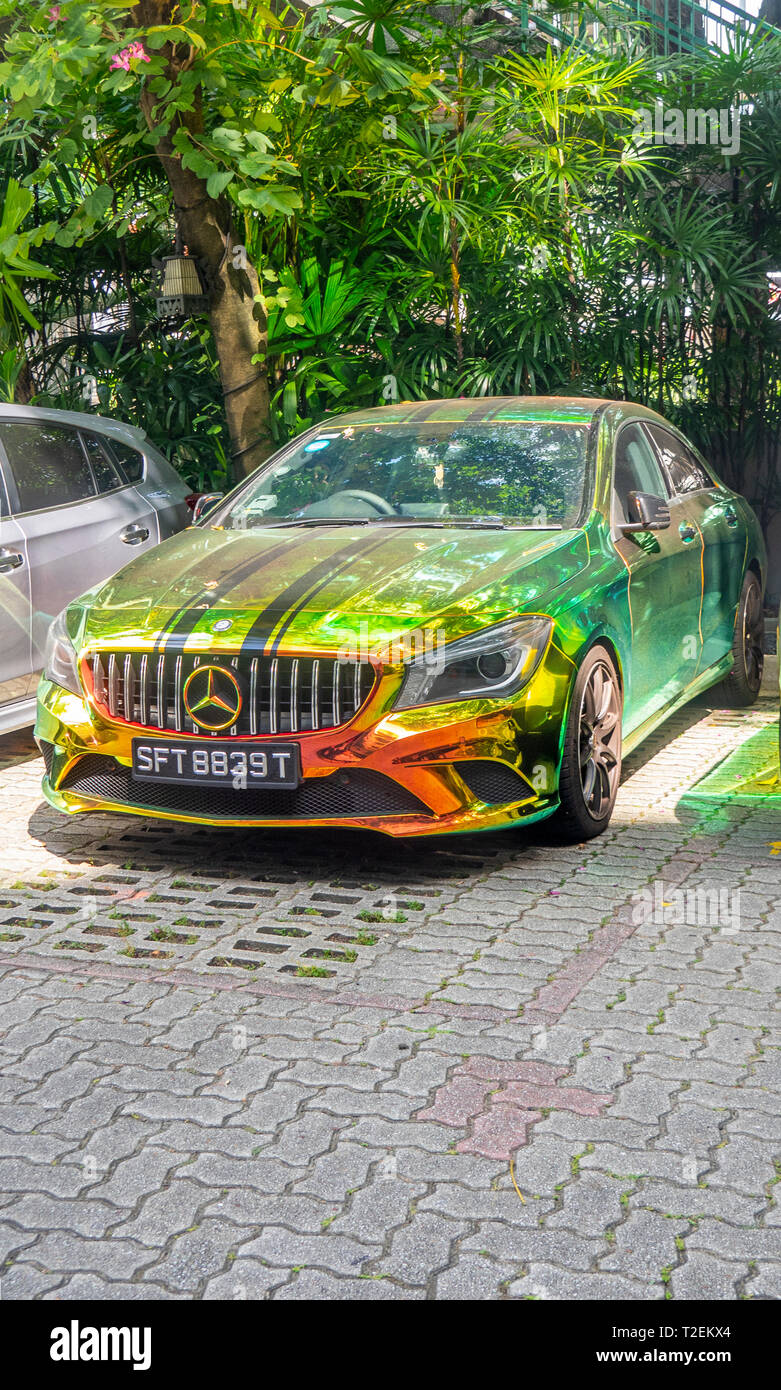 Ein Mercedes Benz Fahrzeug in schillernden Farben, die mit Licht gemalt. Stockfoto