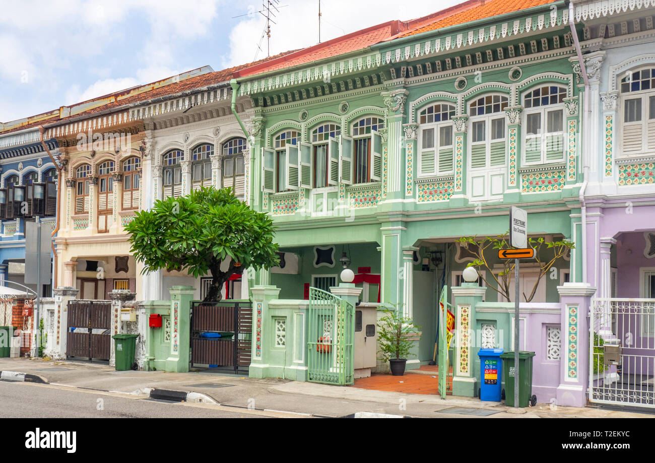 Bunte Peranakan Reihenhäuser mit instagrammers auf Koon Seng Road, Joo Chiat, Geylang, Singapur beliebt. Stockfoto