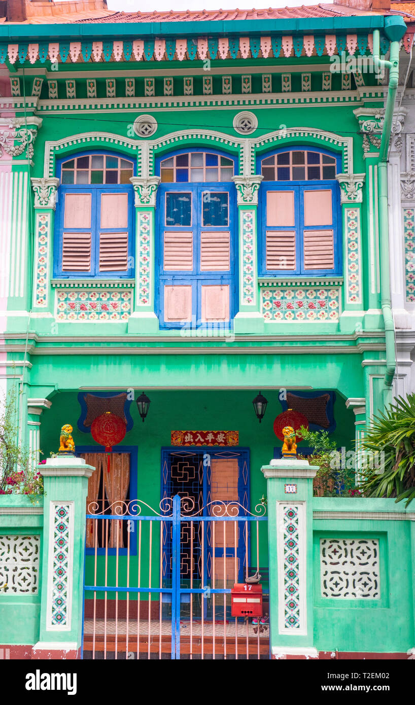 Louvre windows auf bunten Peranakan Reihenhäuser mit instagrammers auf Koon Seng Road, Joo Chiat, Geylang, Singapur beliebt. Stockfoto