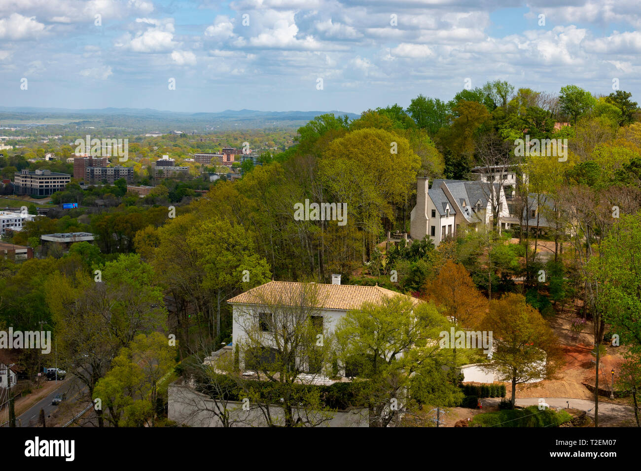 USA Amerika Alabama Birmingham teure Wohnungen auf einem Bergrücken mit Blick auf die Stadt Stockfoto