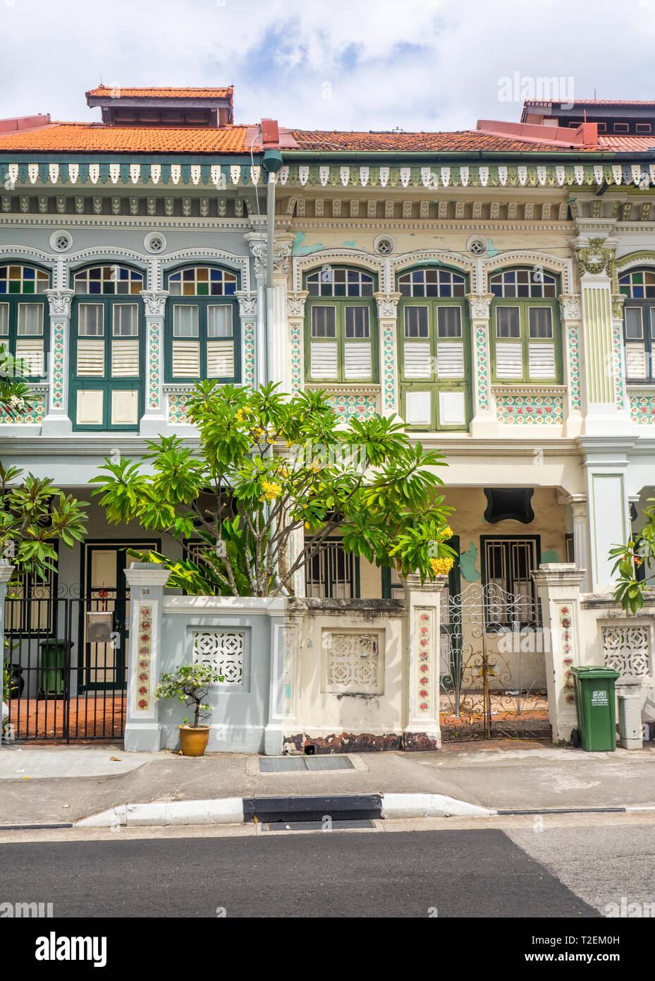 Bunte Peranakan Reihenhäuser mit instagrammers auf Koon Seng Road, Joo Chiat, Geylang, Singapur beliebt. Stockfoto