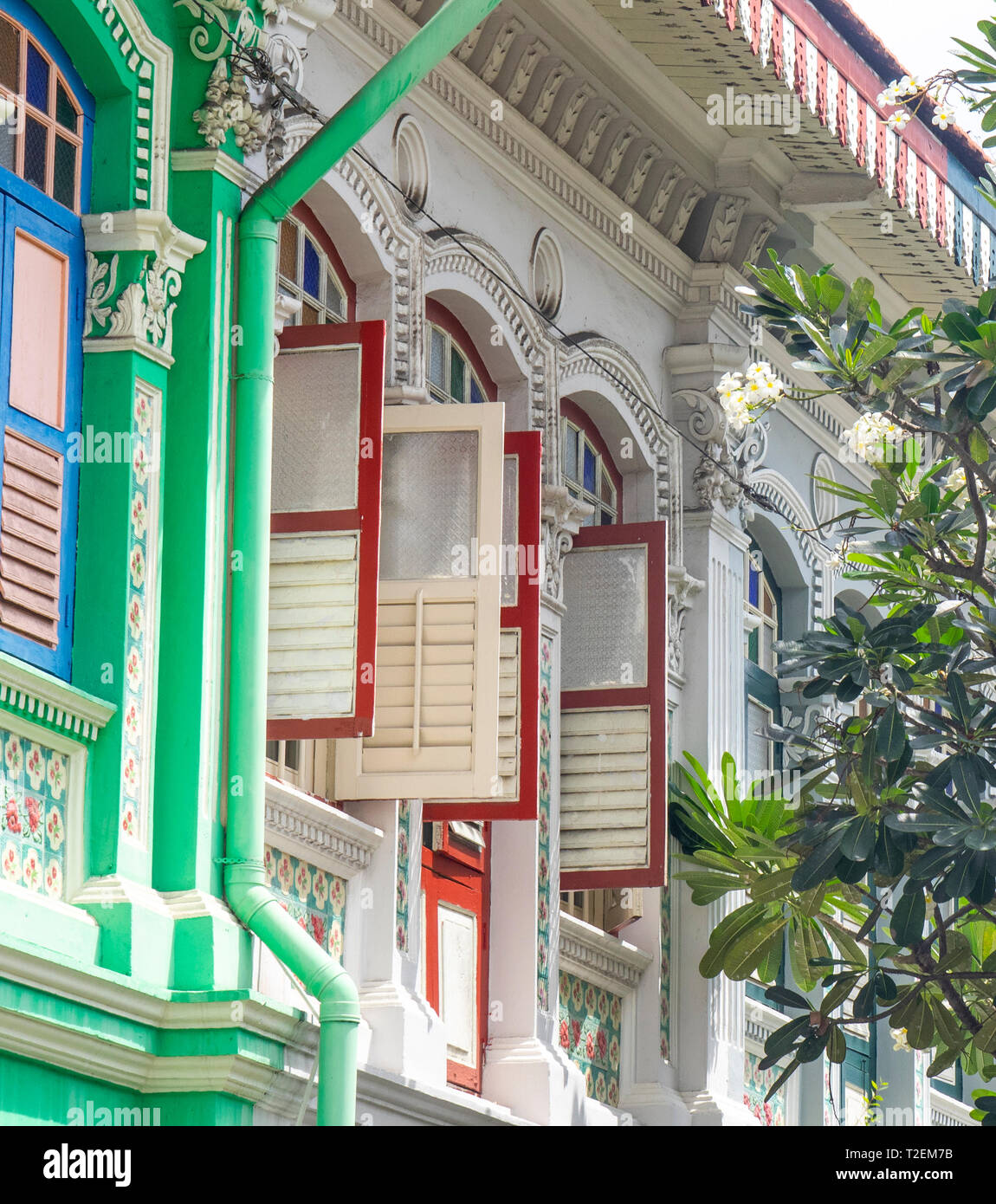 Louvre windows auf bunten Peranakan Reihenhäuser mit instagrammers auf Koon Seng Road, Joo Chiat, Geylang, Singapur beliebt. Stockfoto