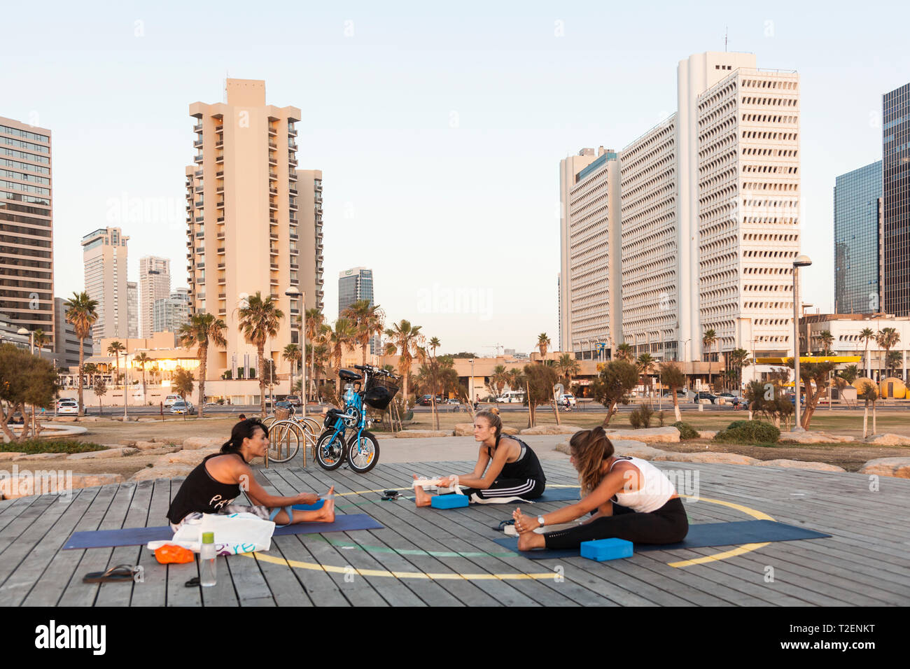Frauen, outdoor Yoga in Tel Aviv, Israel Stockfoto