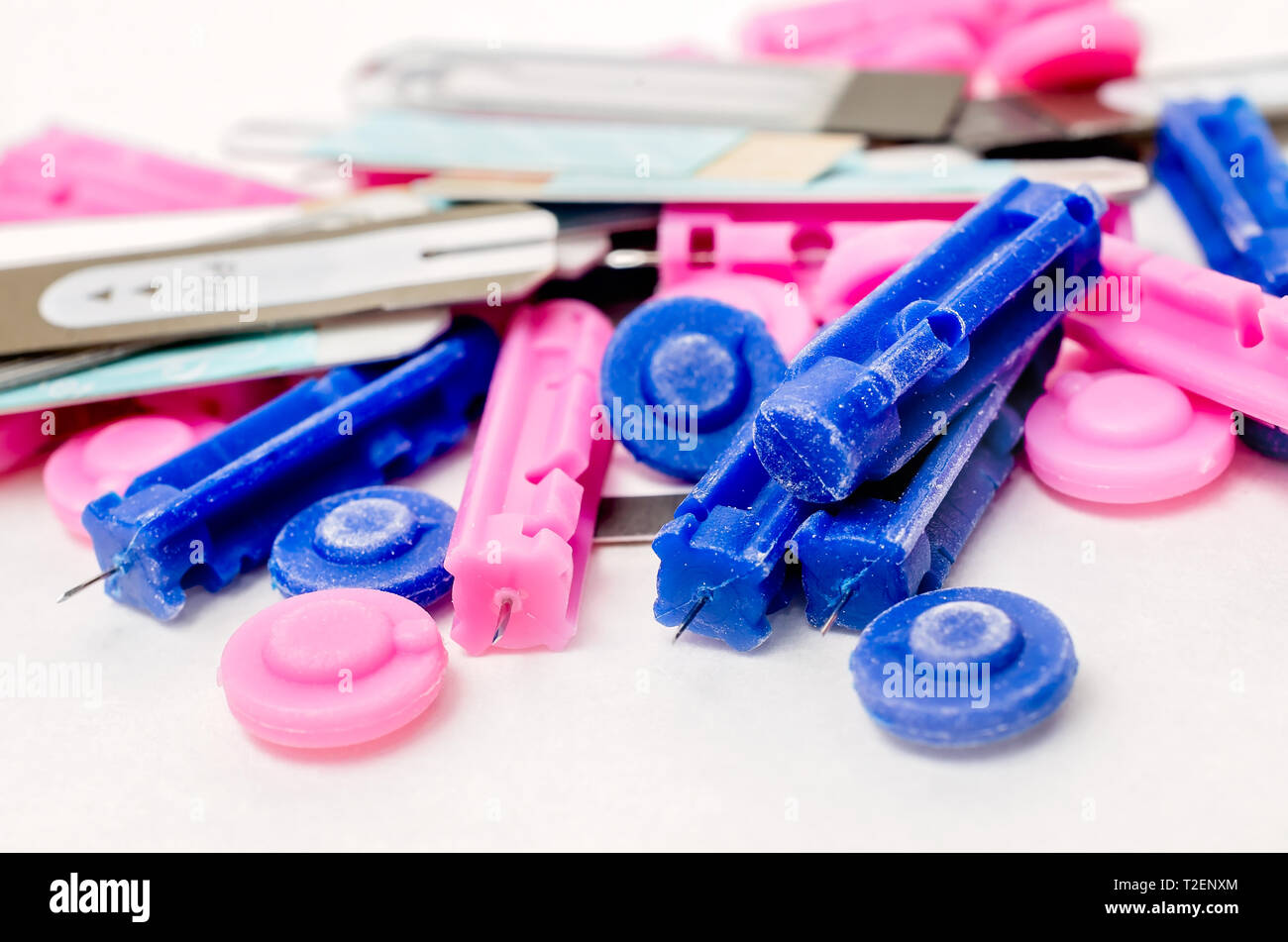 Ein Haufen von Einweg Blutlanzetten ist abgebildet auf Weiß mit Keton und Blutglukose Prüfung Streifen, 30. März 2019, in Coden, Alabama. Stockfoto