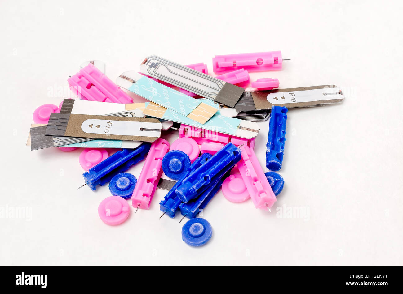 Ein Haufen von Einweg Blutlanzetten ist abgebildet auf Weiß mit Keton und Blutglukose Prüfung Streifen, 30. März 2019, in Coden, Alabama. Stockfoto