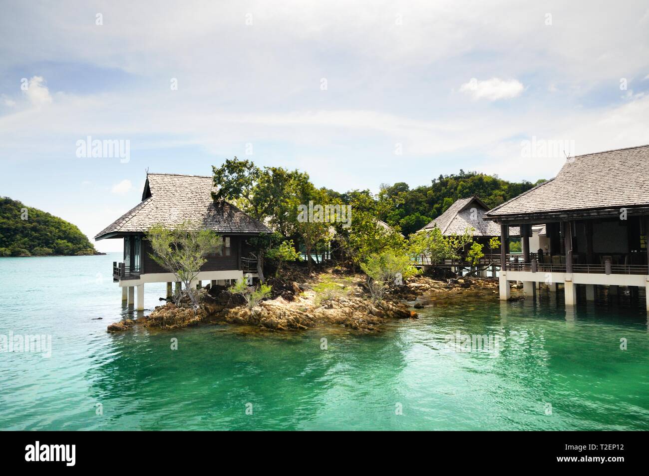 Tropisches Resort mit bulgalows auf dem Wasser an der Küste der Insel Koh Chang, Thailand. Stockfoto Tropisches Resort mit bulgalows auf dem Wasser an der Küste der Insel Koh Chang, Thailand. Stockfoto
