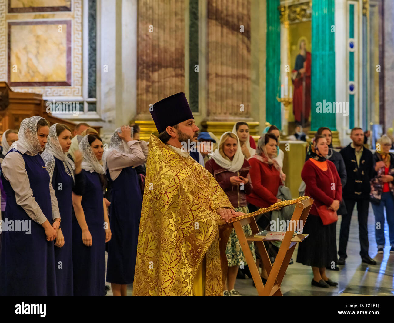 Sankt Petersburg, Russland - 10. September 2017: russisch-orthodoxer Priester in traditionellen klerikalen Bekleidung Masse und Gemeindemitglieder hinter ihm in Th steht für: Stockfoto