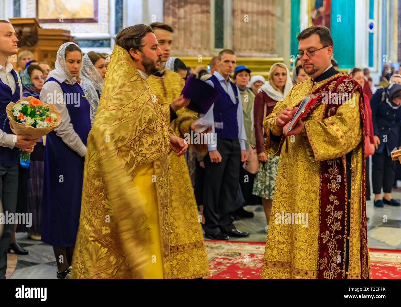 Sankt Petersburg, Russland - 10. September 2017: russisch-orthodoxer Priester in traditionellen klerikalen Bekleidung Masse und Gemeindemitglieder hinter ihm in Th steht für: Stockfoto