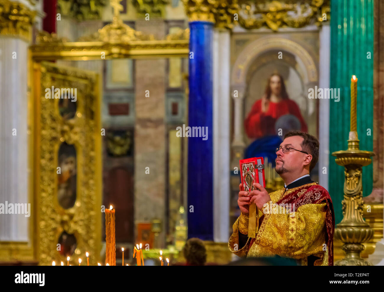 Sankt Petersburg, Russland - 10. September 2017: russisch-orthodoxer Priester in traditionellen klerikalen Kleidung, die Messe in der Saint Isaac's Russische Orth Stockfoto