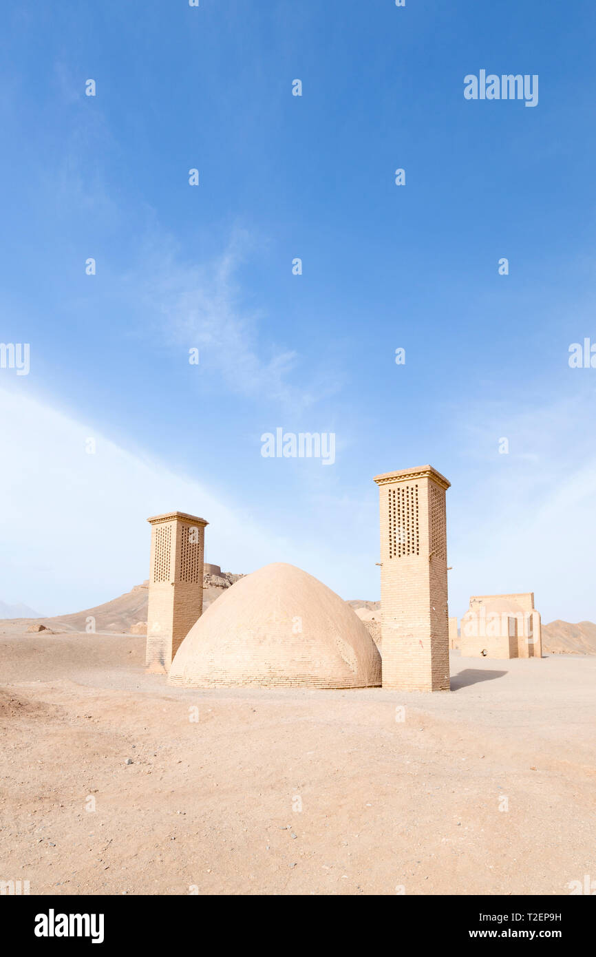 Wasserzisterne und wind Türme an Dakmeh-ye Zartoshtiyu Komplex, in der Nähe von Yazd, Iran Stockfoto