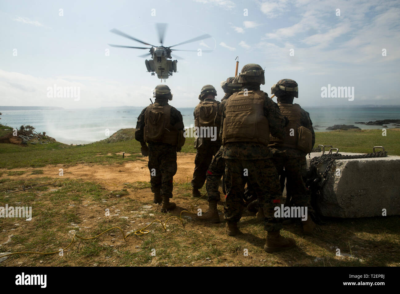 Hubschrauber Support Teams externe Heben Operationen Februar 21, 2019 bei Kin Blue, Okinawa, Japan. Die HST-Operationen wurden nachts CH-53E Super Stallion Piloten in der Nacht zu trainieren - Fliegen-Zertifizierungen. (U.S. Marine Corps Foto von Lance Cpl. Leo Amaro) Stockfoto