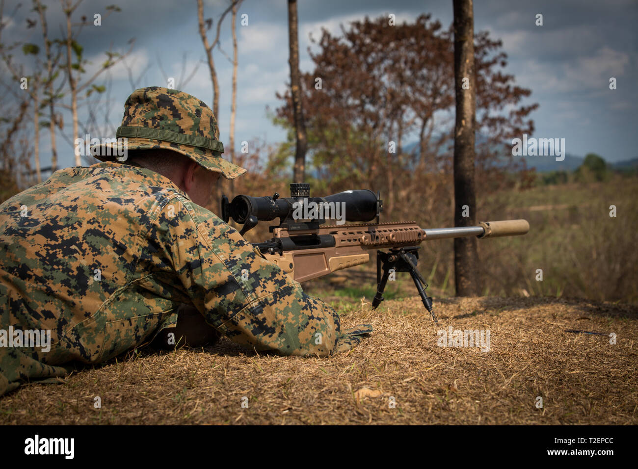 Ein US-Marine Scout Sniper bereitet die gemeinsame Ausbildung mit 1St Marine Flugzeugflügel, 1st Battalion 4th Marines, 4th Tank Battalion und Royal Thai Marines auf Lager Ban Chan Krem, Royal Königreich Thailand, Februar 16, 2019 zu führen. Die gemeinsame Live Fire Training bestand aus Royal Thai und US Marine snipers, Artillerie, Leichte gepanzerte Fahrzeuge, Humvees und Infanterie unterstützen, demonstriert Stärke und Zusammenhalt während des Kampfes - wie Situationen als integrierte Kraft. Cobra Gold ist ein Thailand und United States co-sponsored Combined Joint Task Force und gemeinsame Theater Security Operation Übung durchgeführt wi Stockfoto