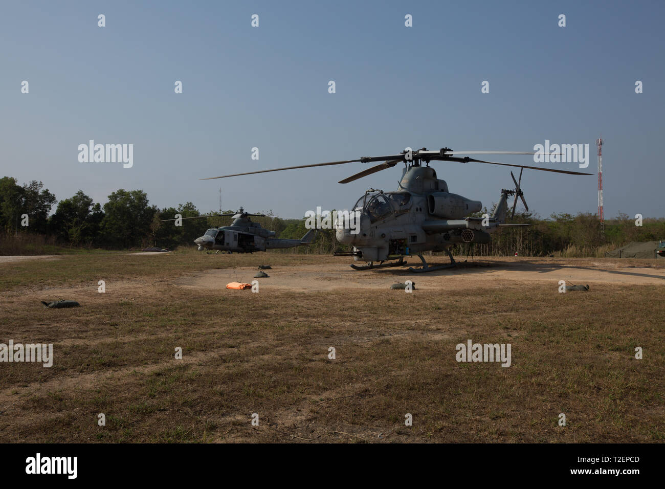 1. Marine Flugzeugflügel, 1st Battalion 4th Marines und 4. Tank Bataillon gemeinsame Live Fire Training mit Royal Thai Marines auf Lager Ban Chan Krem, Royal Königreich Thailand, Feb 16, 2019. Die gemeinsame Live Fire Training bestand aus Royal Thai und US Marine snipers, Artillerie, Leichte gepanzerte Fahrzeuge, Humvees und Infanterie unterstützen, demonstriert Stärke und Zusammenhalt während des Kampfes - wie Situationen als integrierte Kraft. Cobra Gold ist ein Thailand und United States co-sponsored Combined Joint Task Force und gemeinsame Theater Security Operation Übung mit bis zu 29 teilnehmenden Nationen durchgeführt. Stockfoto