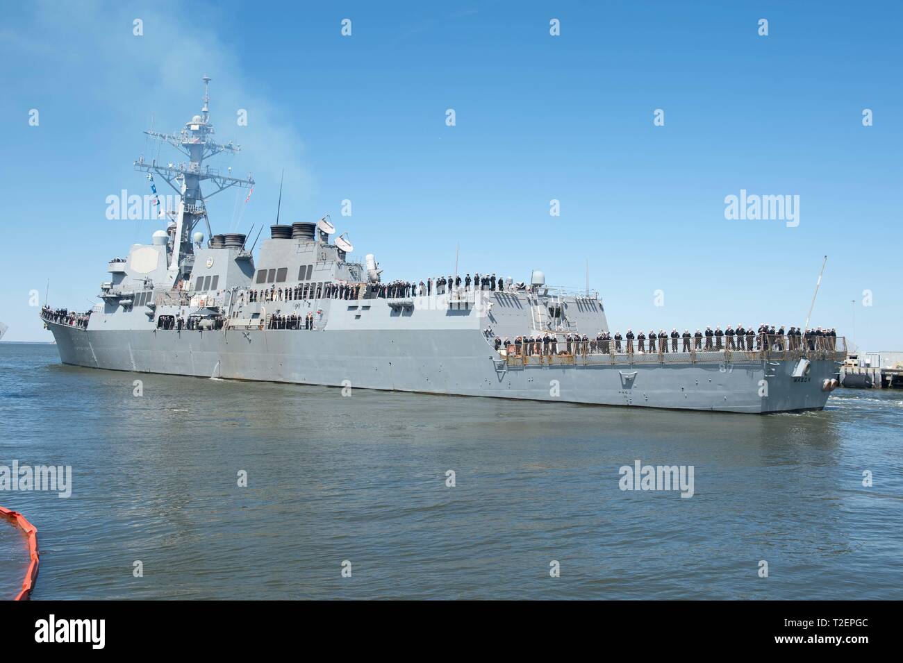 190401-N-MD 802-1339 NORFOLK (1. April 2019) Segler der Arleigh-Burke-Klasse geführte Anti-raketen-Zerstörer USS Mason (DDG87) Mann die Schienen, wie das Schiff fährt Naval Station Norfolk für einen geplanten Einsatz als Teil des Lincoln Carrier Strike Group (CSG) 12 Unterstützung der Maritime Security Operations und Theater Sicherheit Zusammenarbeit in den USA 5., 6. und 7 Flotte Verantwortungsbereiche. (U.S. Marine Foto von Mass Communication Specialist 3. Klasse Jack D. Aistrup/Freigegeben) Stockfoto