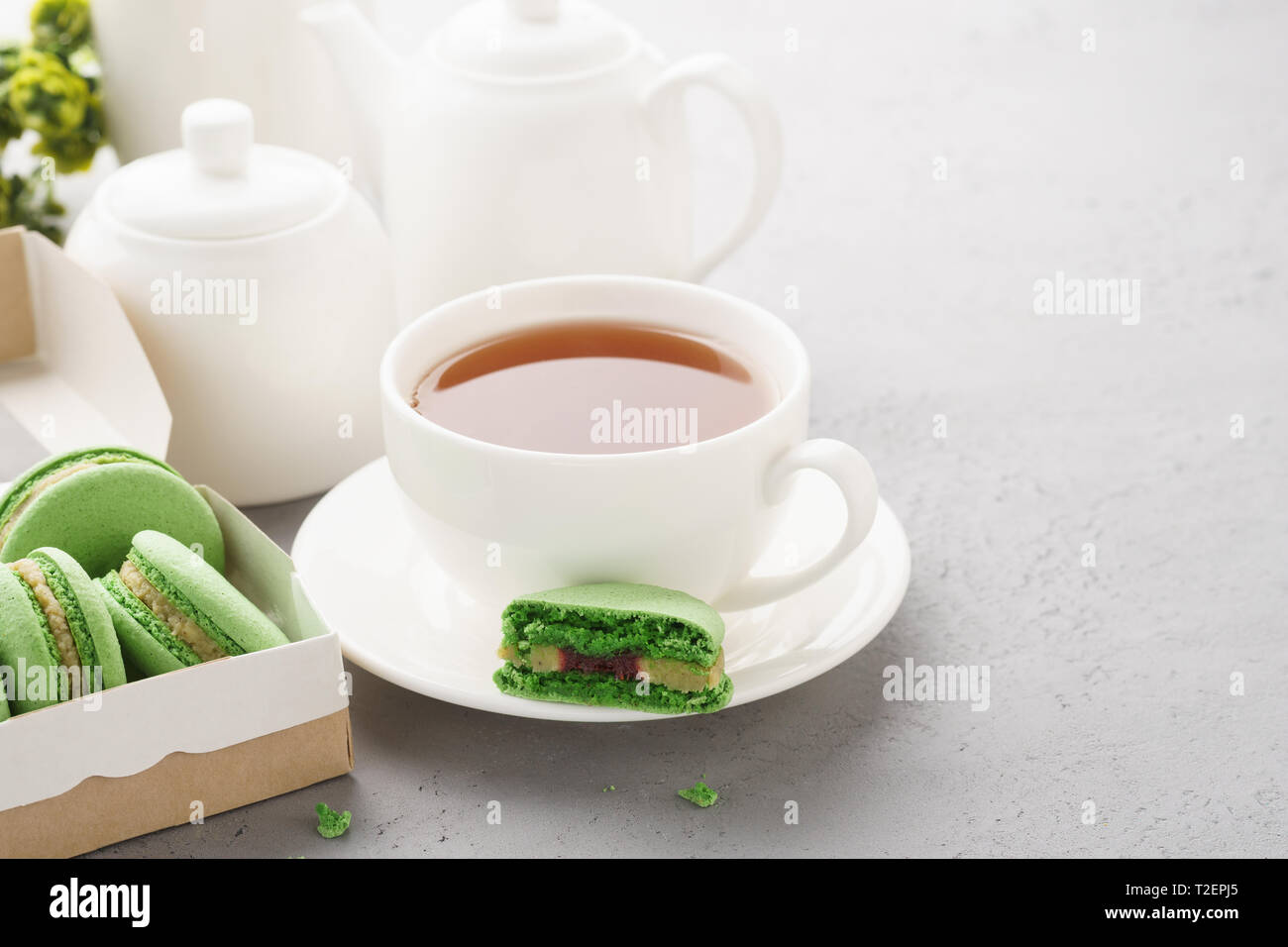 Pistazien macarons mit Beeren füllen und Kaffee zum Dessert. Französische Leckereien Konzept. Stockfoto