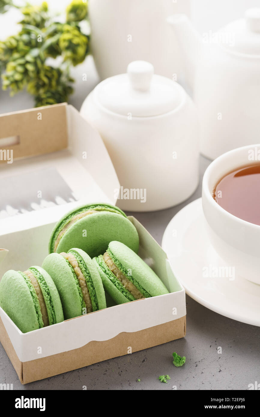 Pistazien macarons mit Beeren füllen und Kaffee zum Dessert. Französische Leckereien Konzept. Stockfoto